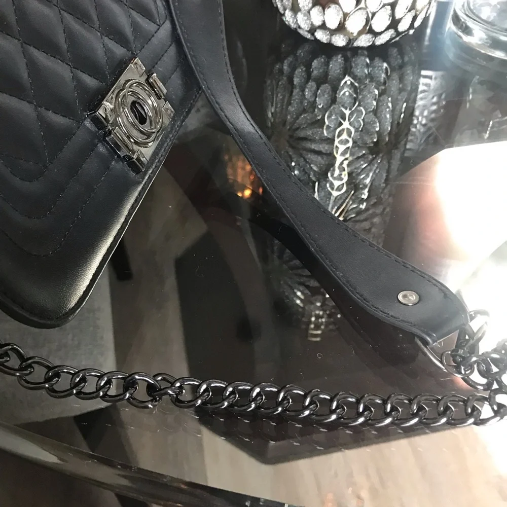 Designer look black quilted handbag with chain strap. - Picture 6 of 7